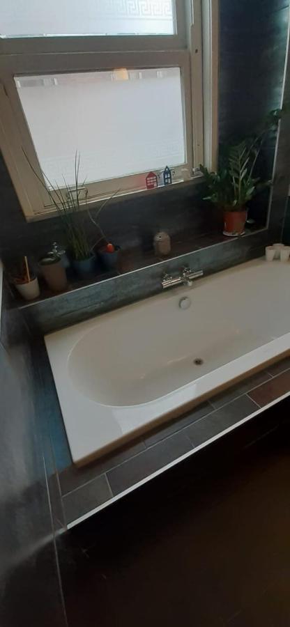 Charlotte, Not For Parties, Not A Hotel, Room With Shared Bathroom, No Kitchen Amsterdam Exterior photo
