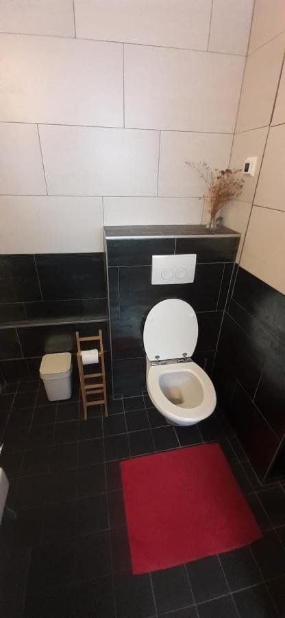 Charlotte, Not For Parties, Not A Hotel, Room With Shared Bathroom, No Kitchen Amsterdam Exterior photo