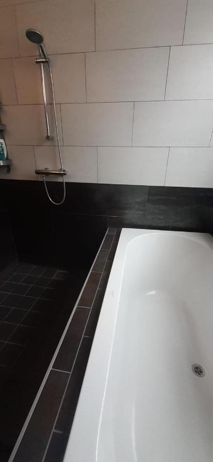 Charlotte, Not For Parties, Not A Hotel, Room With Shared Bathroom, No Kitchen Amsterdam Exterior photo